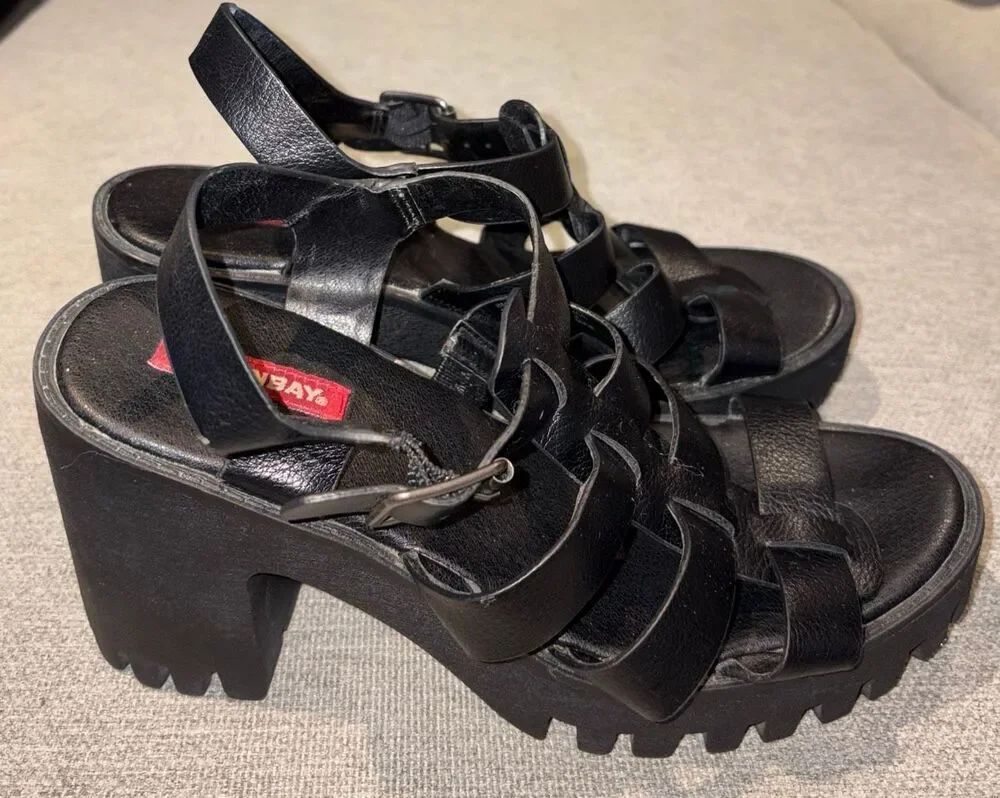 Unionbay Lucca Platform Sandals, a vintage Y2K-era style known for its chunky si